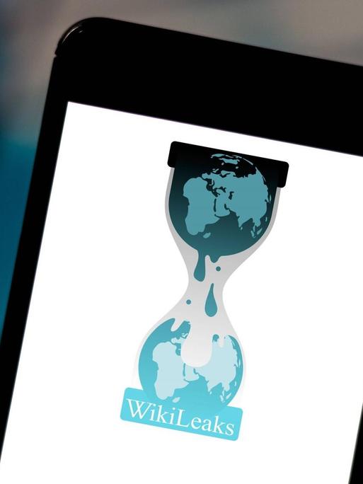 Auf einem Smartphone ist das Logo von WikiLeaks zu sehen.
