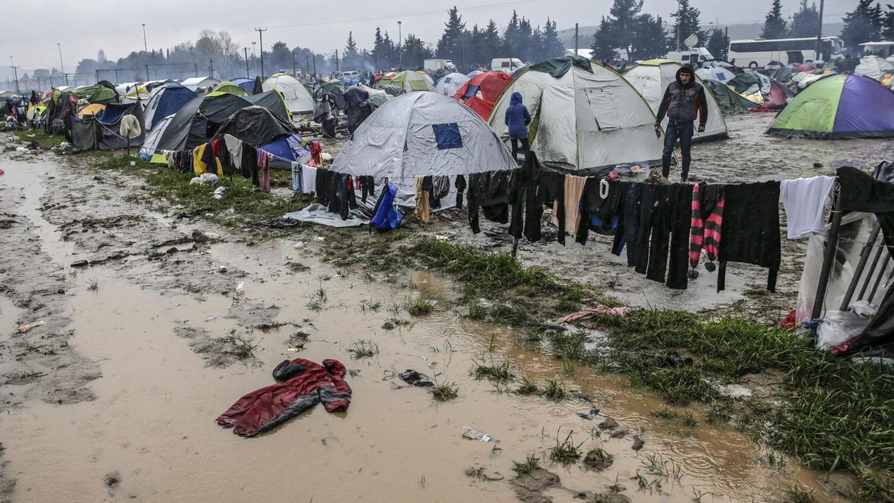 Zelte im Schlamm vor der griechischen Grenze nach Mazedonien
