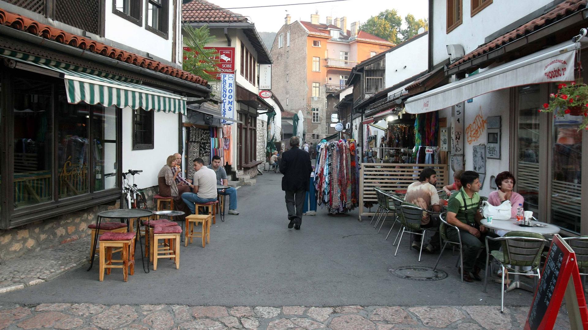 Blick in eine Altstadtgasse von Sarajevo, der Hauptstadt von Bosnien und Herzegowina