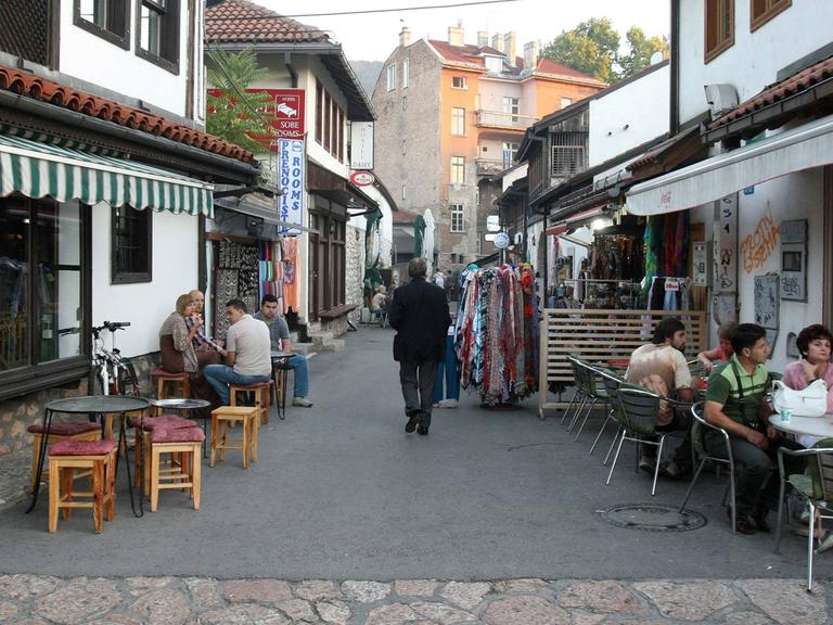 Blick in eine Altstadtgasse von Sarajevo, der Hauptstadt von Bosnien und Herzegowina