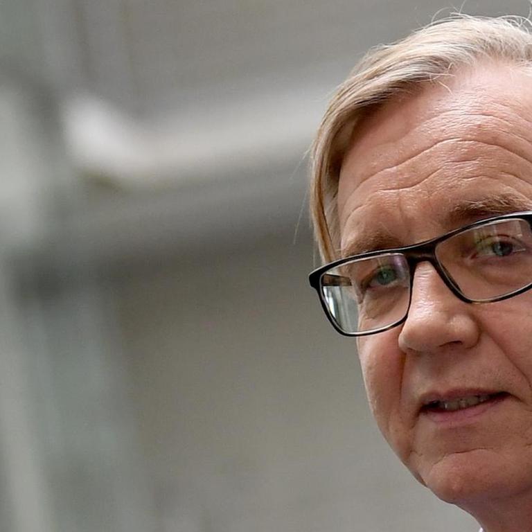 Zu sehen ist Dietmar Bartsch, Fraktionsvorsitzender der Partei Die Linke im Bundestag.
