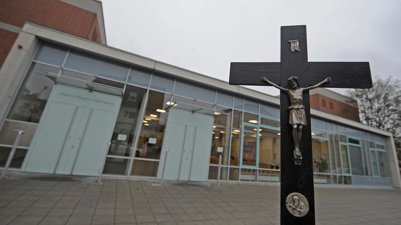 Kruzifix vor einem Gymnasium in Regensburg: Dort sorgte 2010 ein in einem Klassenzimmer der Schule abgehängtes Kreuz für Streit.
