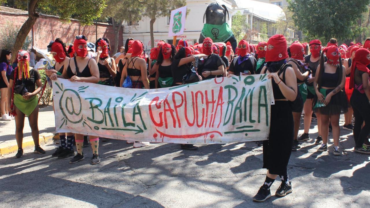 "Baila Capucha Baila" laufen los zum Protest 