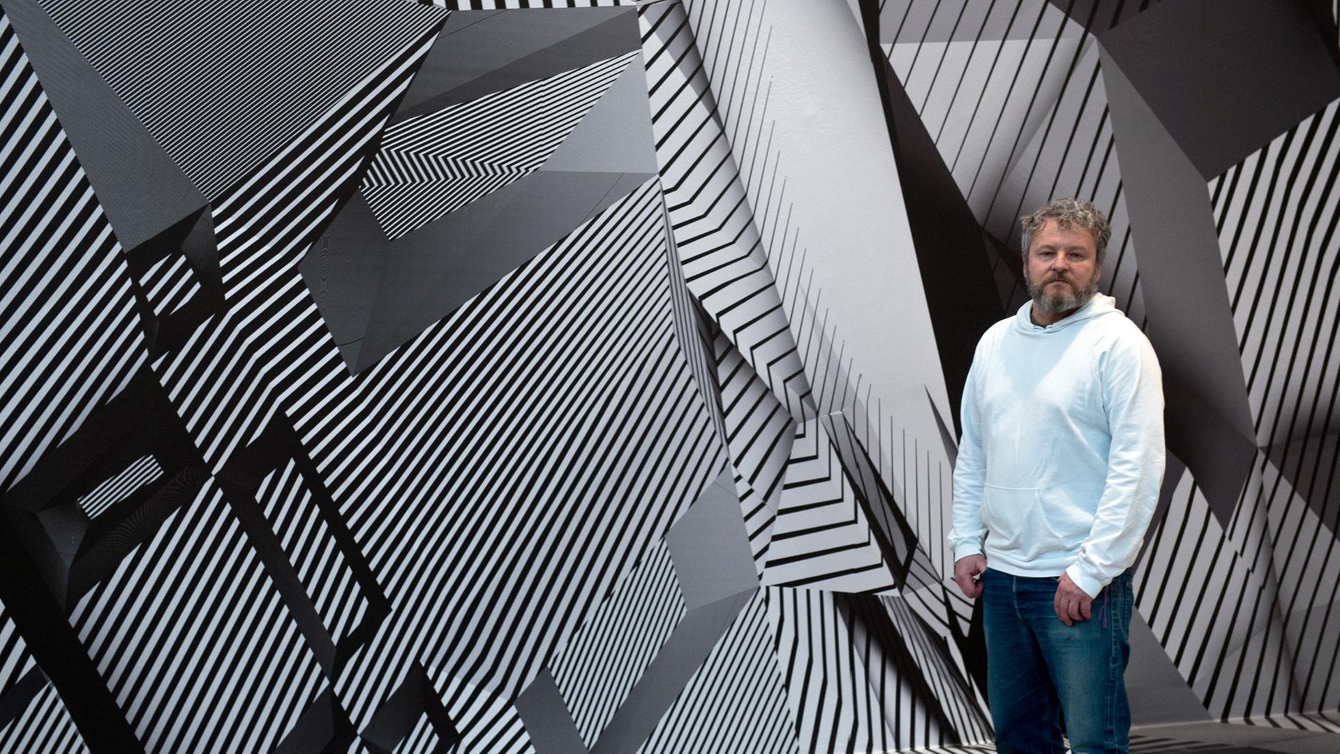 Der Künstler und Bildhauer Tobias Rehberger, aufgenommen in den Räumen seiner Ausstellung "home and away and outside" in der Schirn in Frankfurt am Main (Hessen) am 14.02.2014.