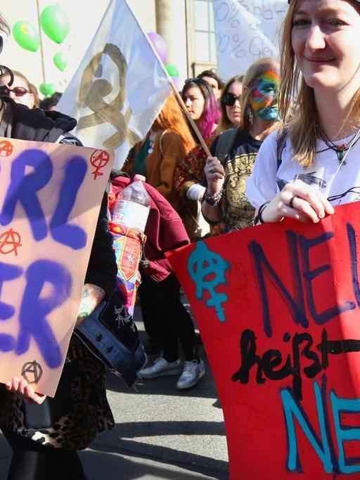 Bei einer Demonstration werben Frauen für das Prinzip "Nein heißt Nein" im Sexualstrafrecht.