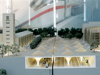Ein Modell des geplanten neuen Stuttgarter Hauptbahnhofs zeigt einen Querschnitt durch die unterirdische verlaufenden Gleise.