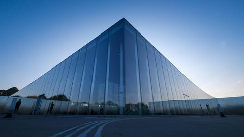 Das Louvre Lens mit seiner markanten Pyramidenoptik