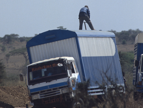 Wessen Fahrzeug in der Serengeti streikt, der muß sich selbst helfen.