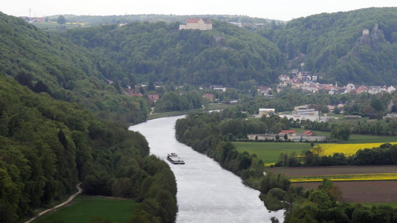 Binnenfrachtschiffe fahren auf dem Main-Donau-Kanal im Altmühltal nahe Riedenburg (Niederbayern).
