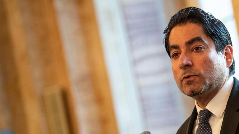 Mouhanad Khorchide, bisheriger Leiter des Zentrums für Islamische Theologie der Universität Münster, spricht im Neuen Schloss beim gemeinsamen Fastenbrechen im Ramadan.