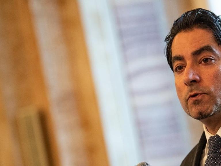 Mouhanad Khorchide, bisheriger Leiter des Zentrums für Islamische Theologie der Universität Münster, spricht im Neuen Schloss beim gemeinsamen Fastenbrechen im Ramadan.