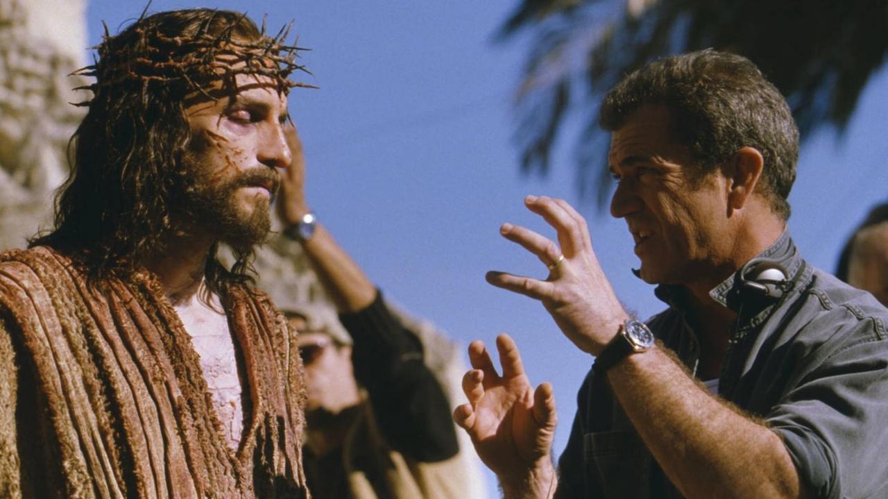 Hauptdarsteller Jim Caviezel und Regisseur Mel Gibson 2004 am Set für "Die Passion Christi"