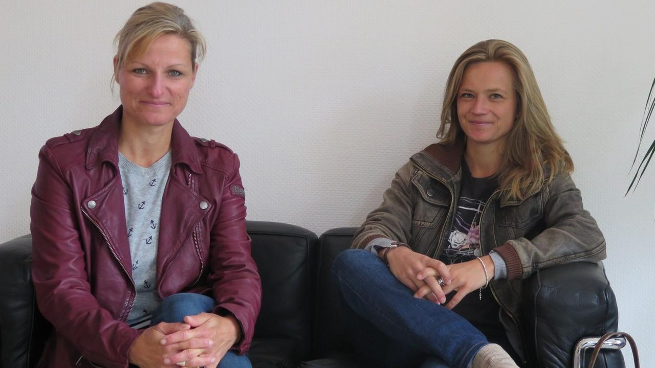 Die Filmemacherinnen Sabine Zimmer (l) und Sandra Budesheim.