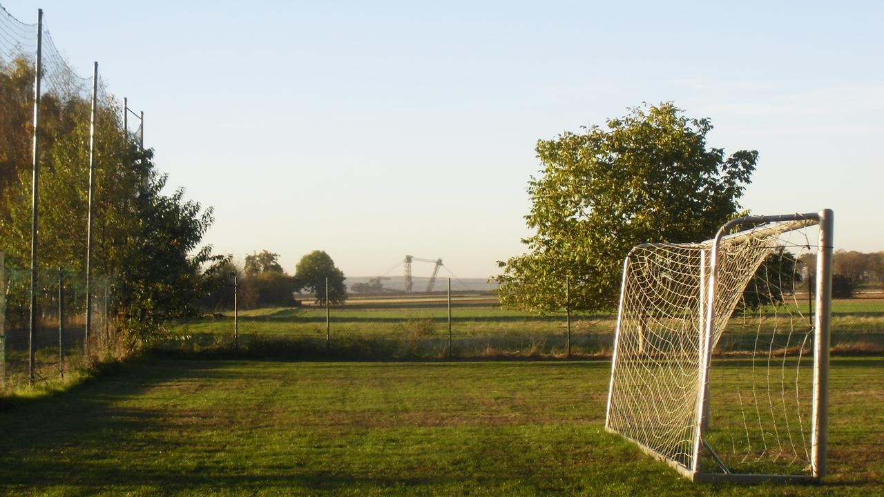 Der alte Fußballplatz von Morschenich wird schon bald abgebaggert und durch den Tagebau zerstört