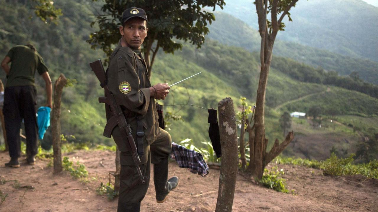Eine Gruppe von FARC-Rebellen wartet hier in einem Camp nahe Serrania del Perija auf ihre Entwaffnung.