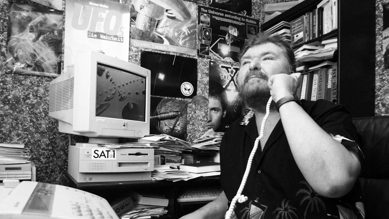 Werner Walter sitzt telefonierend am 26.8.2003 auf seinem Sessel in der UFO-Meldestelle in Mannheim.