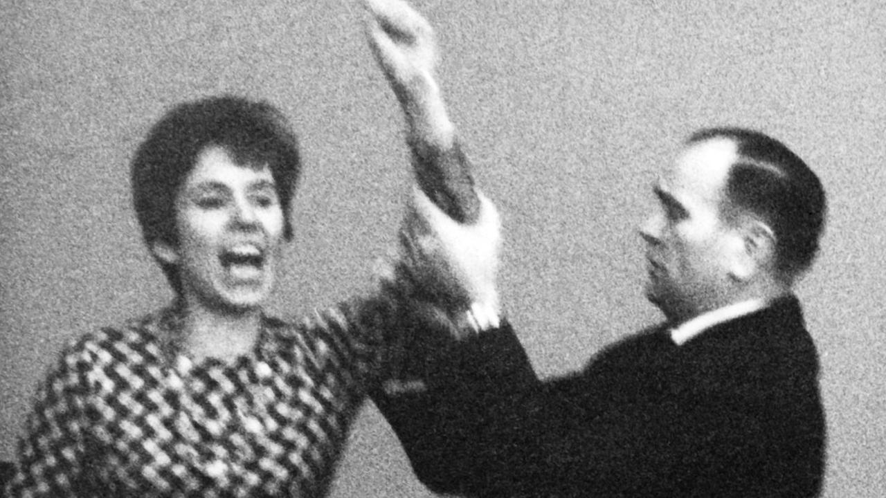 Die aus Berlin stammende Französin Beate Klarsfeld beschimpft während einer Bundestagssitzung am 02.04.1968 von der Zuschauertribüne im Bundestag in Bonn Bundeskanzler Kiesinger als "Nazi" und "Verbrecher". Neben ihr ein Saaldiener. | Verwendung weltweit