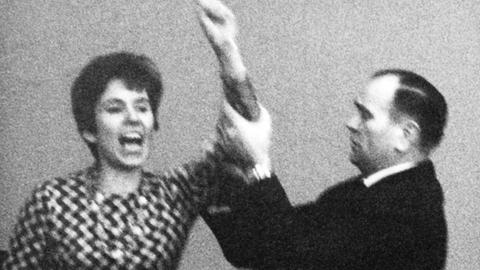 Die aus Berlin stammende Französin Beate Klarsfeld beschimpft während einer Bundestagssitzung am 02.04.1968 von der Zuschauertribüne im Bundestag in Bonn Bundeskanzler Kiesinger als "Nazi" und "Verbrecher". Neben ihr ein Saaldiener. | Verwendung weltweit
