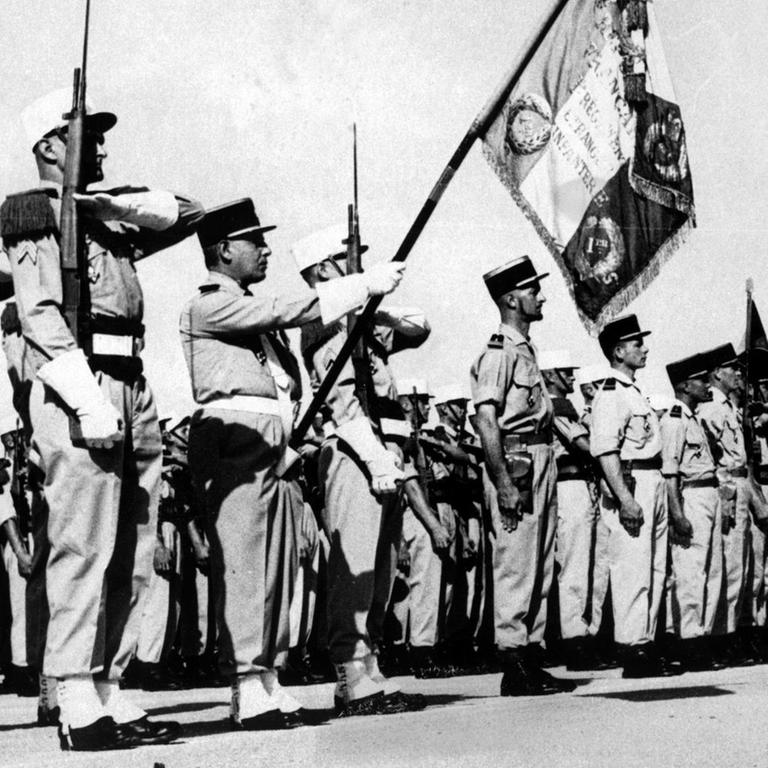 Fremdenlegionäre während der letzten Parade am 14. Juli 1962, dem französischen Nationalfeiertag, auf dem Stützpunkt in Sidi-Bel-Abbes in Algerien. 