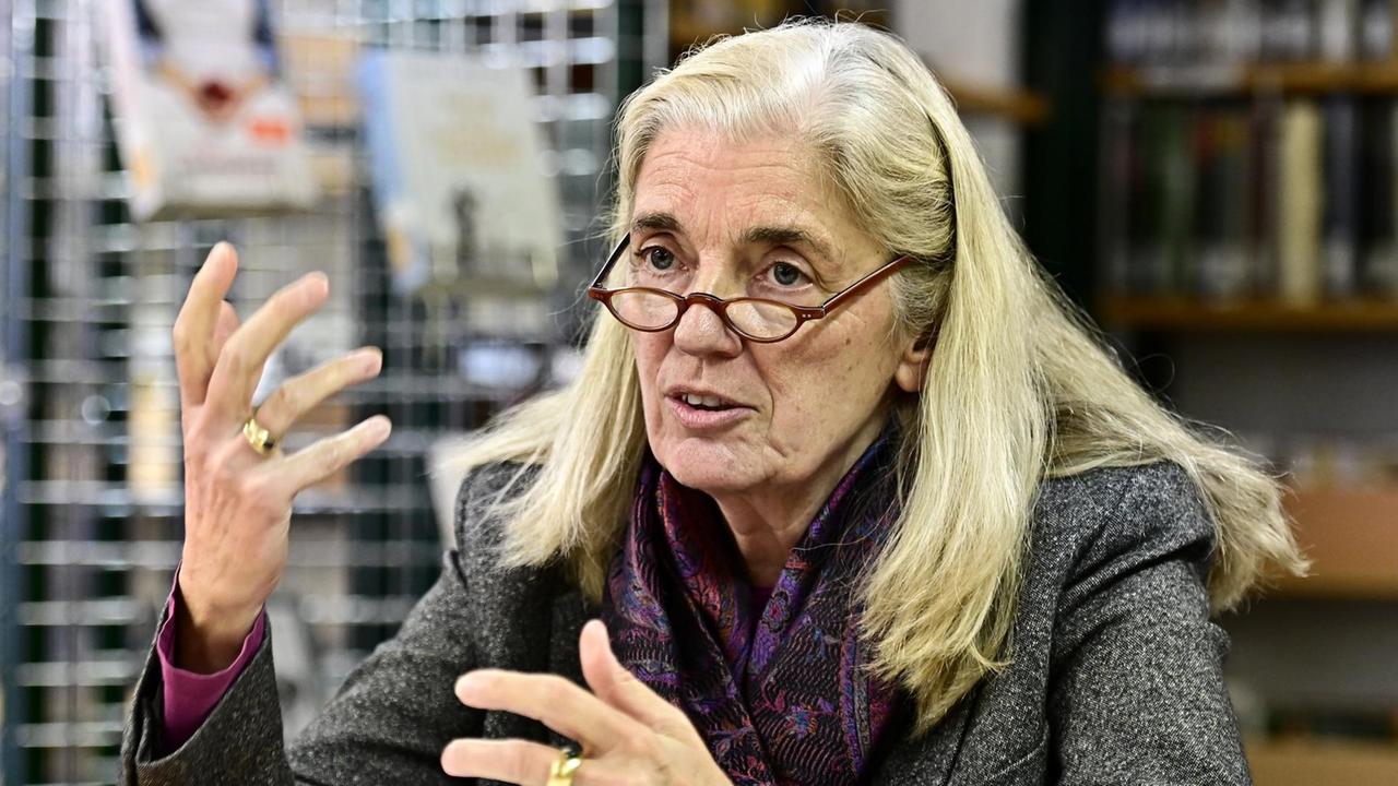 NRW-Kulturministerin Isabel Pfeiffer-Poensgen gestikuliert während eines Gesprächs.