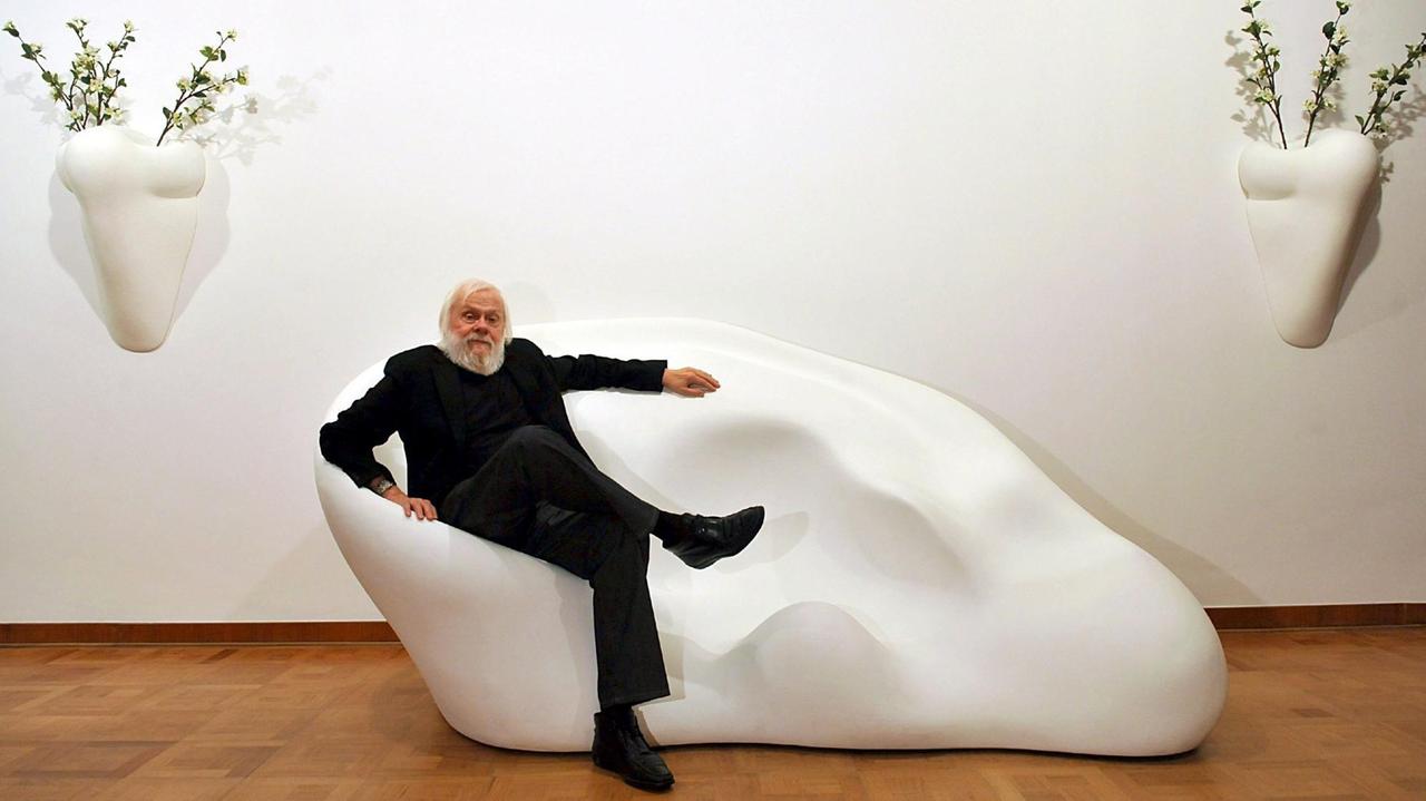 Der Konzeptkünstler John Baldessari in seiner Installation in Krefeld.