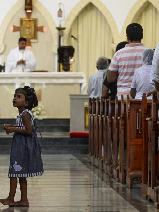 Katholiken in der St. Theresa's Kirche in Colombo, Sri Lanka