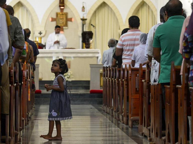 Katholiken in der St. Theresa's Kirche in Colombo, Sri Lanka