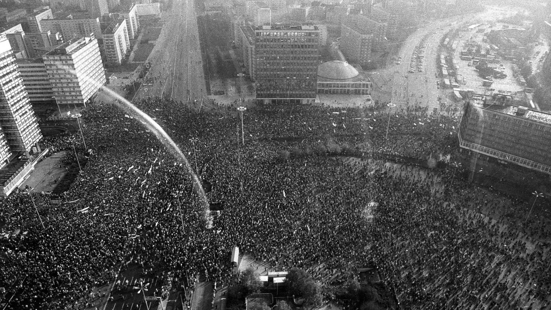 Menschenmassen auf dem Berliner Alexanderplatz während der Demonstration am 4. November 1989 für Meinungs- und Versammlungsfreiheit sowie eine reformierte DDR.