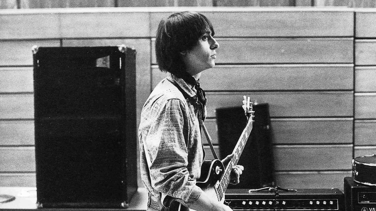 Rio Reiser mit Gitarre im Tonstudio auf einer sw-Aufnahme von 1977.