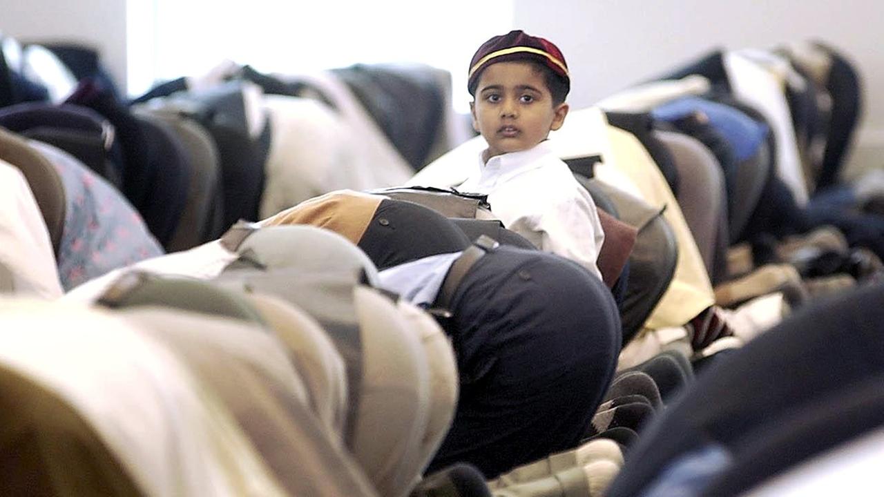 Betende Männer und ein kleiner Junge in der Baitul Futuh Moschee in Morden, London