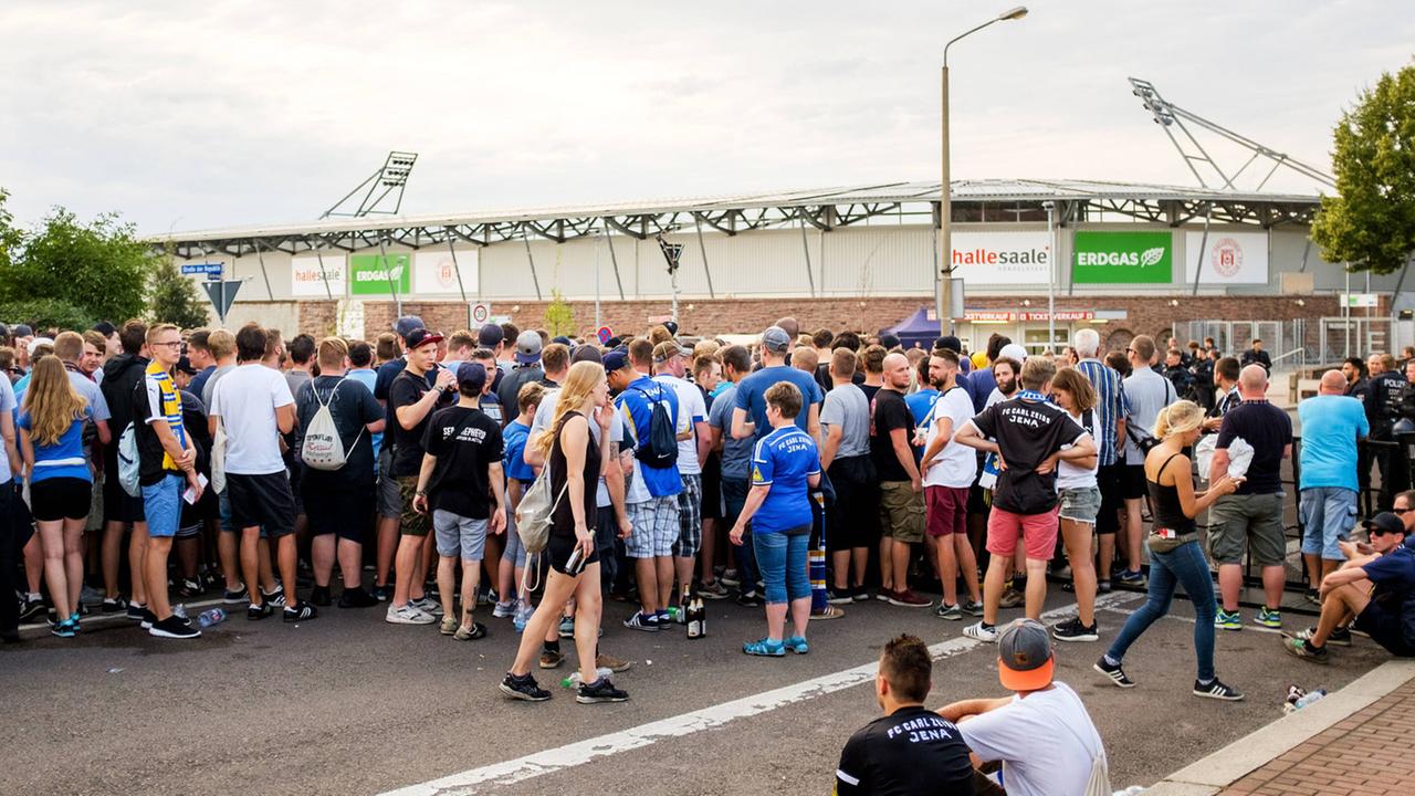 Ausgesperrte Fans vor einem Stadion