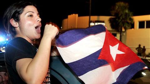 Eine Frau schwenkt in Miami die kubanische Fahne.  