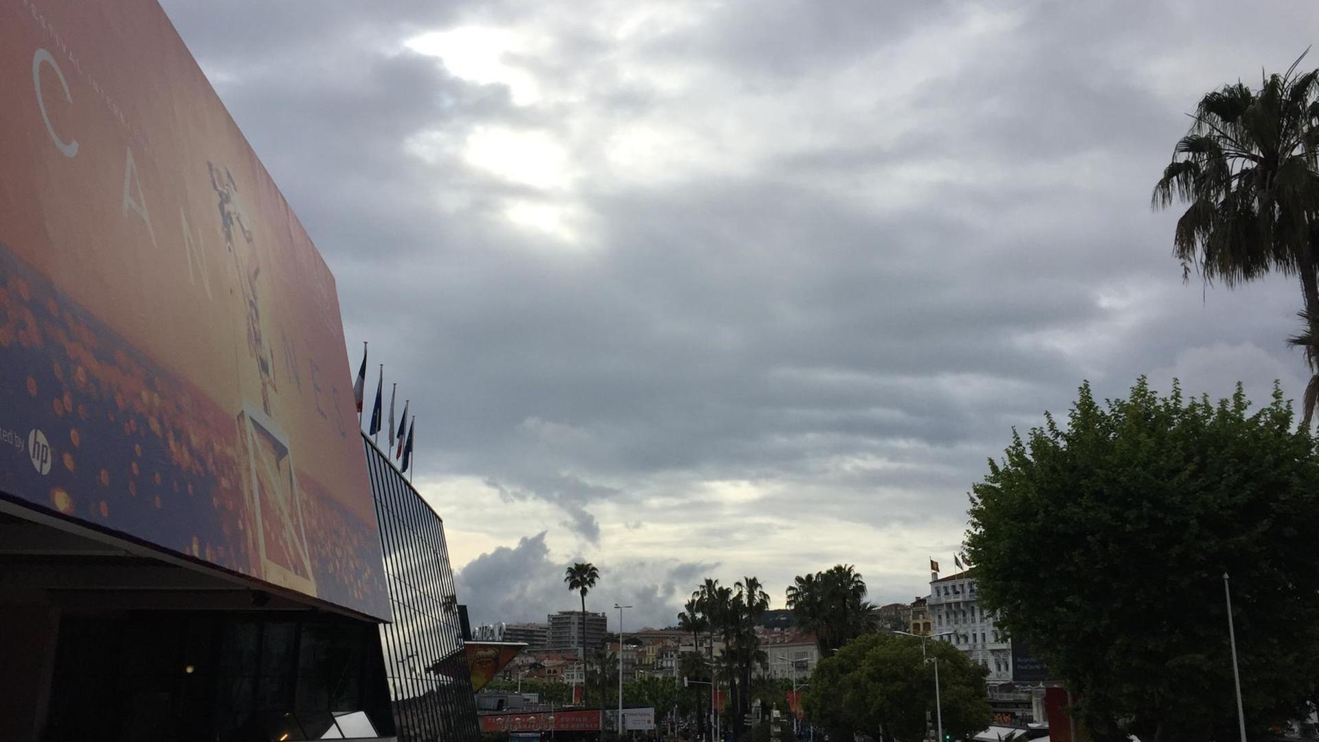 Ein grauer Wolkenhimmel über dem Filmfest-Palast und dem Vorplatz in Cannes.