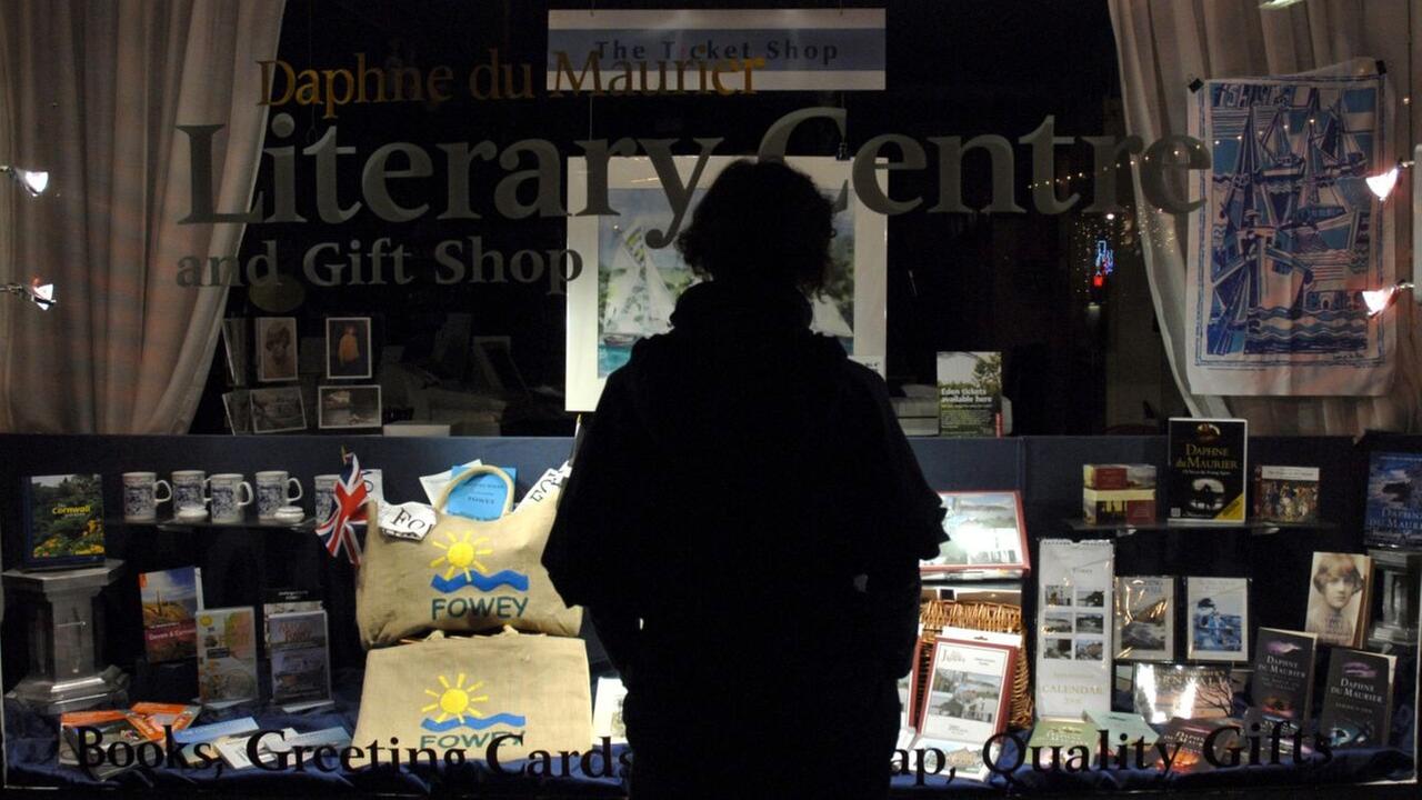 Eine Frau schaut in das Schaufenster eines Buchladens in Großbritannien.