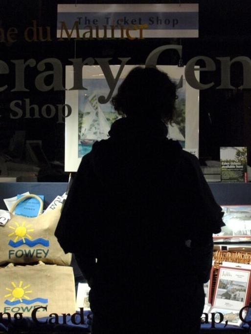 Eine Frau schaut in das Schaufenster eines Buchladens in Großbritannien.