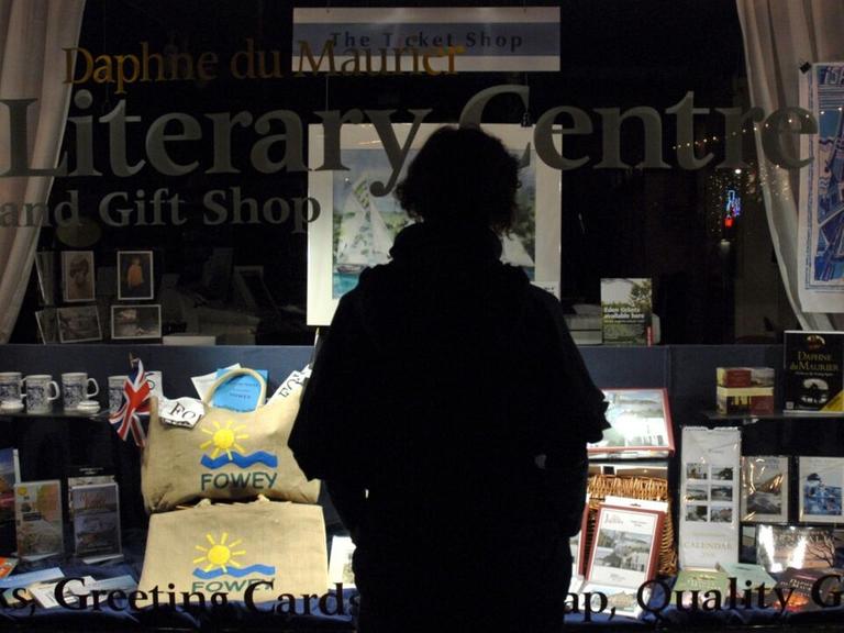 Eine Frau schaut in das Schaufenster eines Buchladens in Großbritannien.