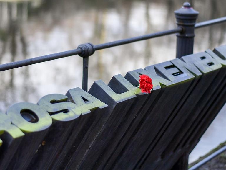 Ein Schriftzug mit dem Namen von Rosa Luxemburg steht am Landwehrkanal in Berlin. Das Denkmal stammt von Ralf Schüler und Ursulina Schüler-Witte.
