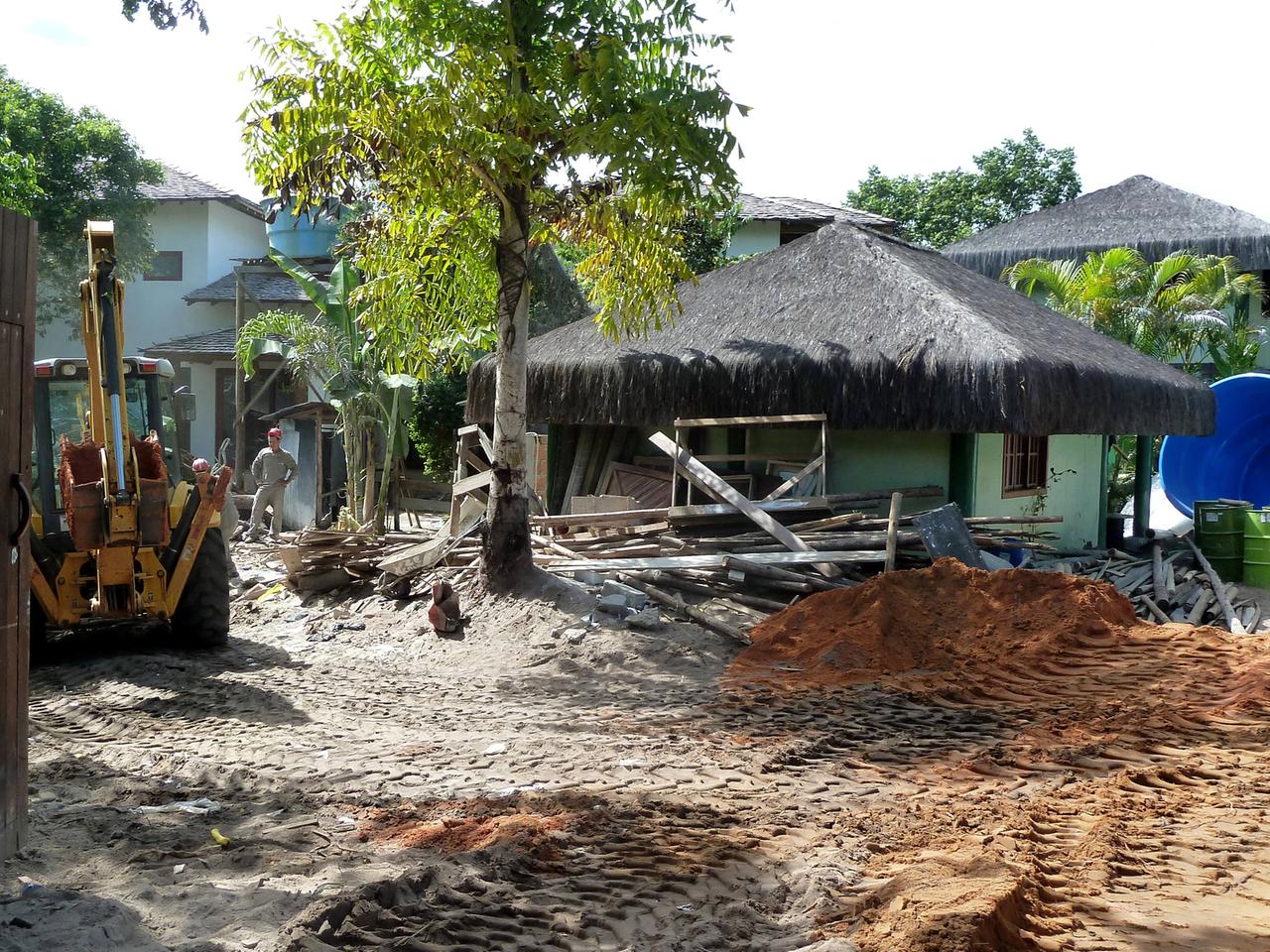 Ein Blick durch die Arbeiterzufahrt auf das Gelände von Campo Bahia