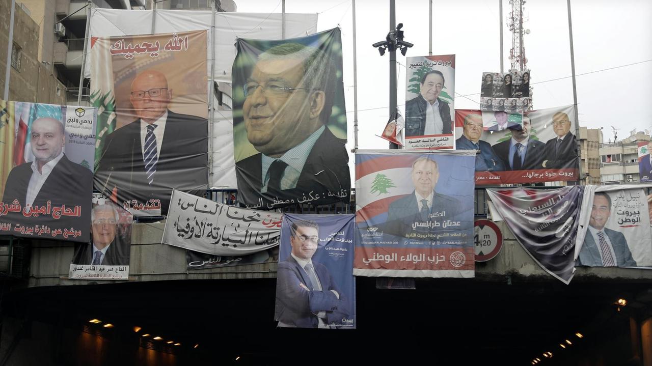 Poster von Kandidaten für die Parlamentswahl im Libanon hängen am Eingang zu einem Tunnel in Beirut