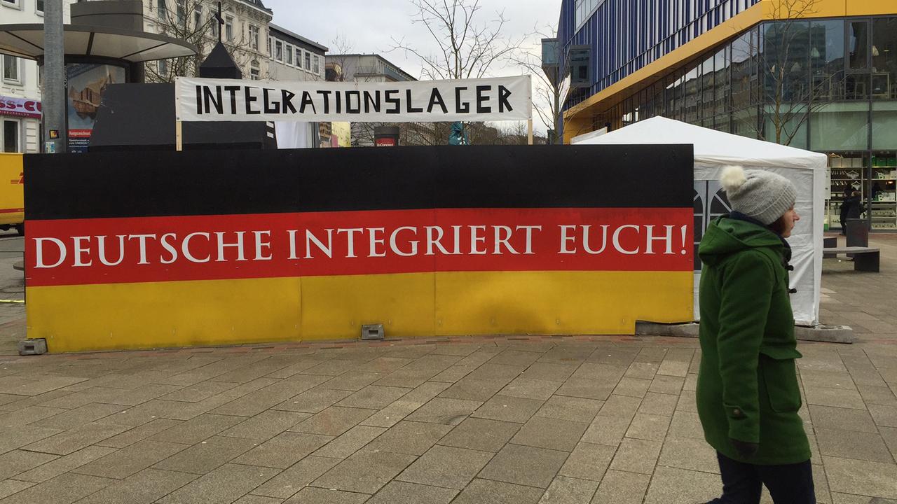 Eine Frau läuft am "Integrationslager" für Deutsche in Hamburg-Altona vorbei