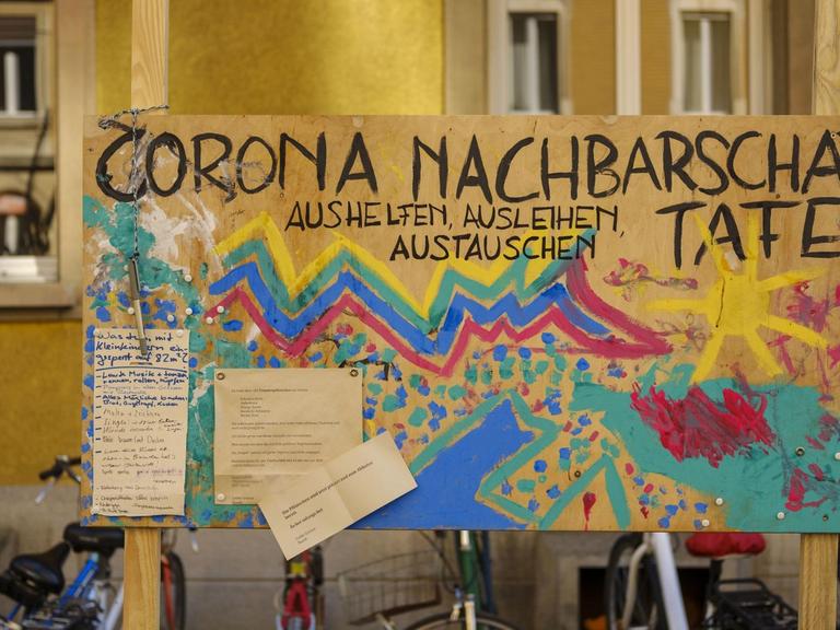 "Aushelfen Ausleihen Austauschen" steht auf der Corona-Nachbarschaftstafel an der Ruetschistrasse in Zürich.