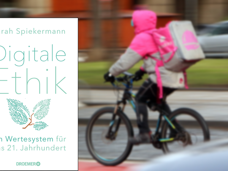 Im Vordergrund ist das Cover des Buches "Digitale Ethnik". Im Hintergrund ist ein Fahrradkurier mit einer Essensbox auf dem Rücken zu sehen, der durch eine Stadt fährt.