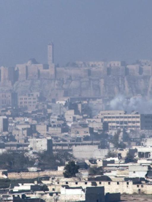 Rauch steigt auf über Aleppo am 12. Dezember 2016.