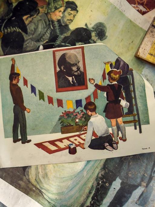 Stapel von verschienden Bildern aus der Sovietzeit