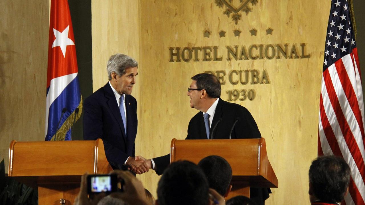 US-Außenminister John Kerry und sein kubanischer Amtkollege Bruno Rodriguez Parrilla bei der Pressekonferenz zur Eröffnung der US-Botschaft in Havanna. 