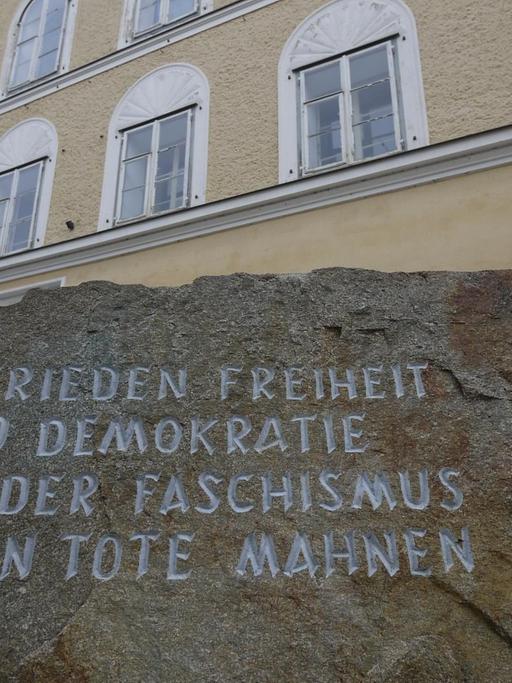 Der Gedenkstein aus dem ehemaligen KZ-Mauthausen steht vor dem Hitler-Haus in Braunau, aufgenommen am 05.02.2015.