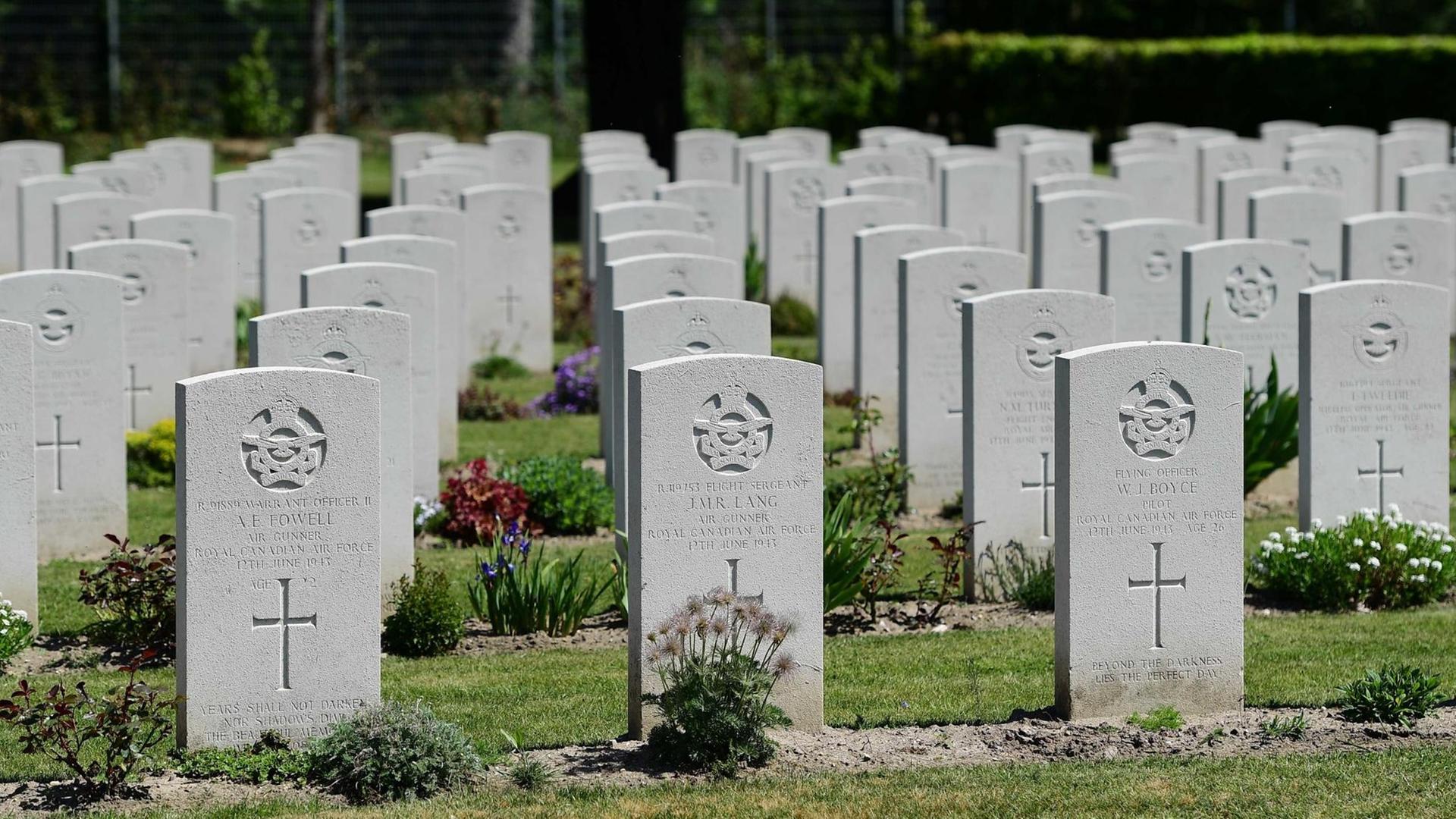 Weiße Grabsteine auf der Kriegsgräberstätte Rheinberg War Cemetery.