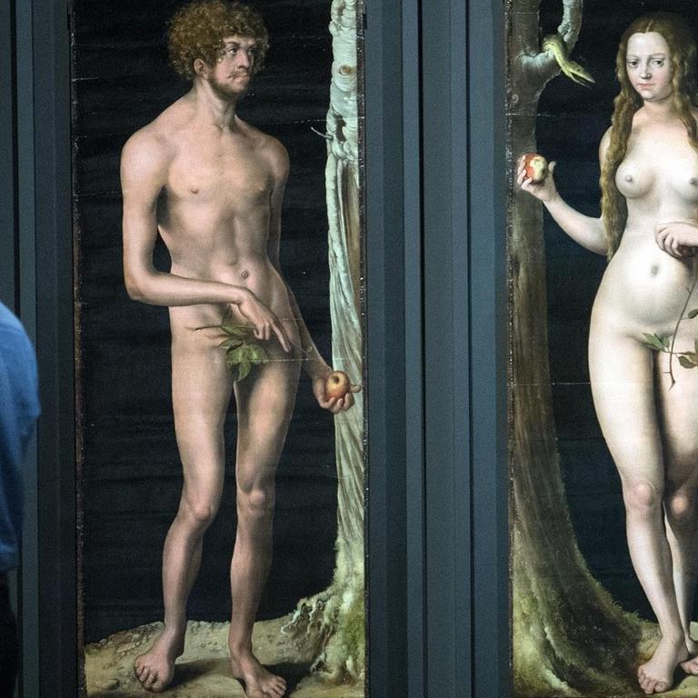 Ein Besucher betrachtet  in Düsseldorf (Nordrhein-Westfalen) die Bilder von Adam und Eva um 1508/10 des Renaissance-Maler Lucas Cranach d. Ä..
 