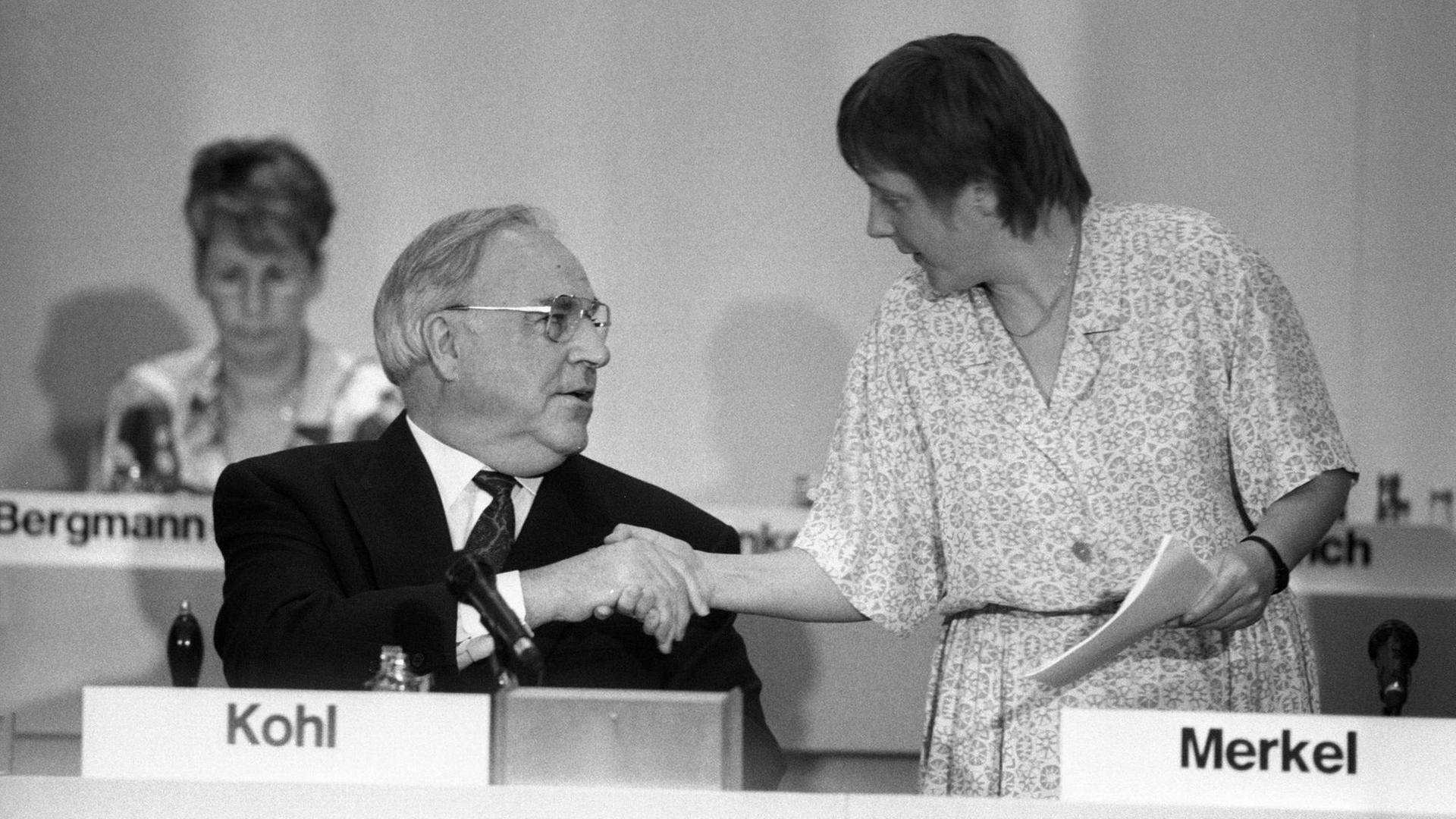 Ex-Bundeskanzler Helmut Kohl und die ehemalige Frauenministerin Angela Merkel (beide Deutschland/CDU) gaben sich während einer Sitzung des CDU-Parteiausschusses in Bonn 1992 die Hand