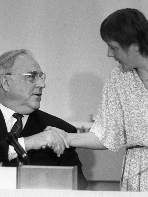 Ex-Bundeskanzler Helmut Kohl und die ehemalige Frauenministerin Angela Merkel (beide Deutschland/CDU) gaben sich während einer Sitzung des CDU-Parteiausschusses in Bonn 1992 die Hand